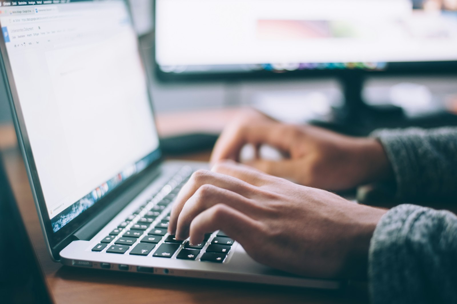 Ondernemer achter laptop, gefrustreerd dat e-mails niet aankomen